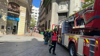 Un camión de bomberos en el centro de Zaragoza.