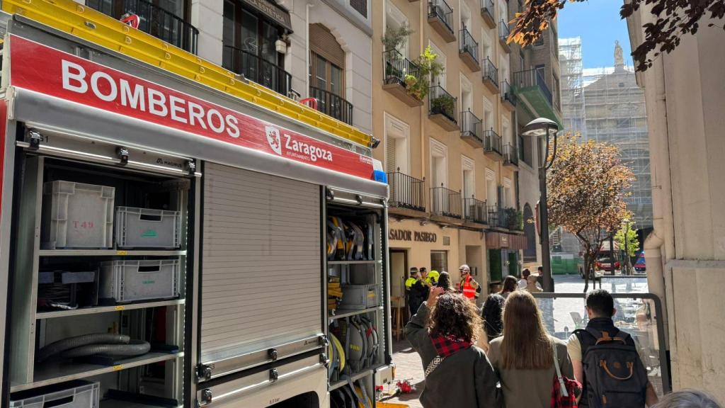 Un camión de bomberos en la calle Inocencio Jiménez de Zaragoza.