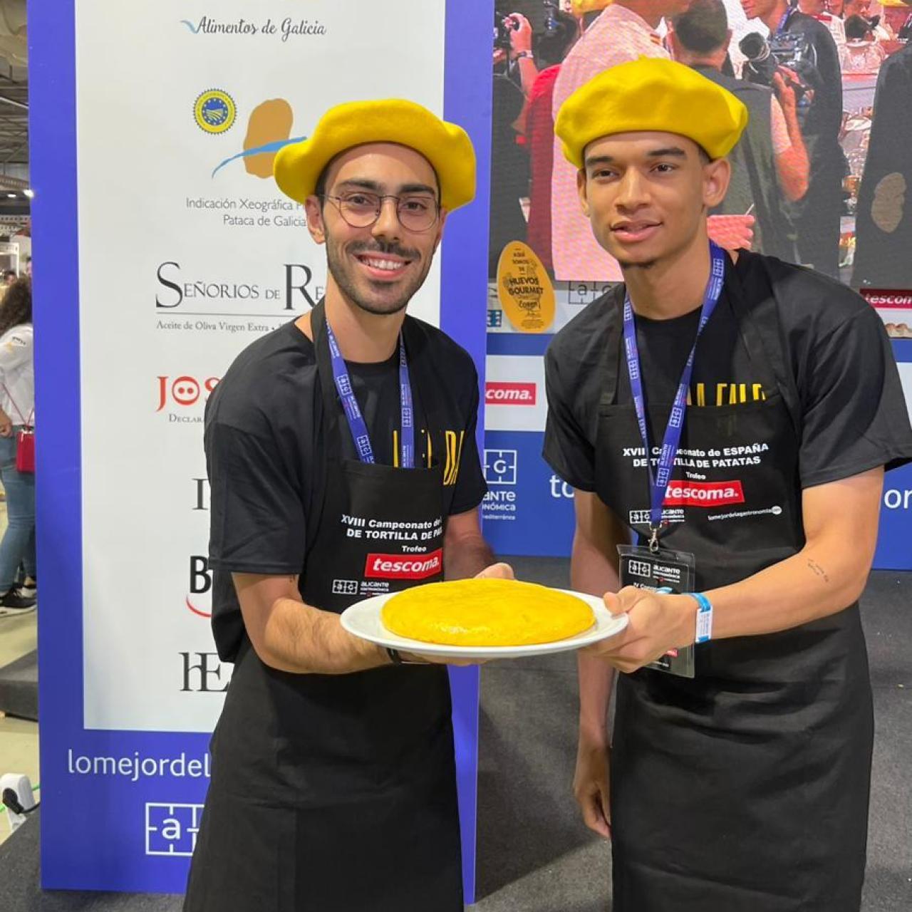 Alejandro Oliveira junto a un compañero tras ganar el XVIII Campeonato de España.