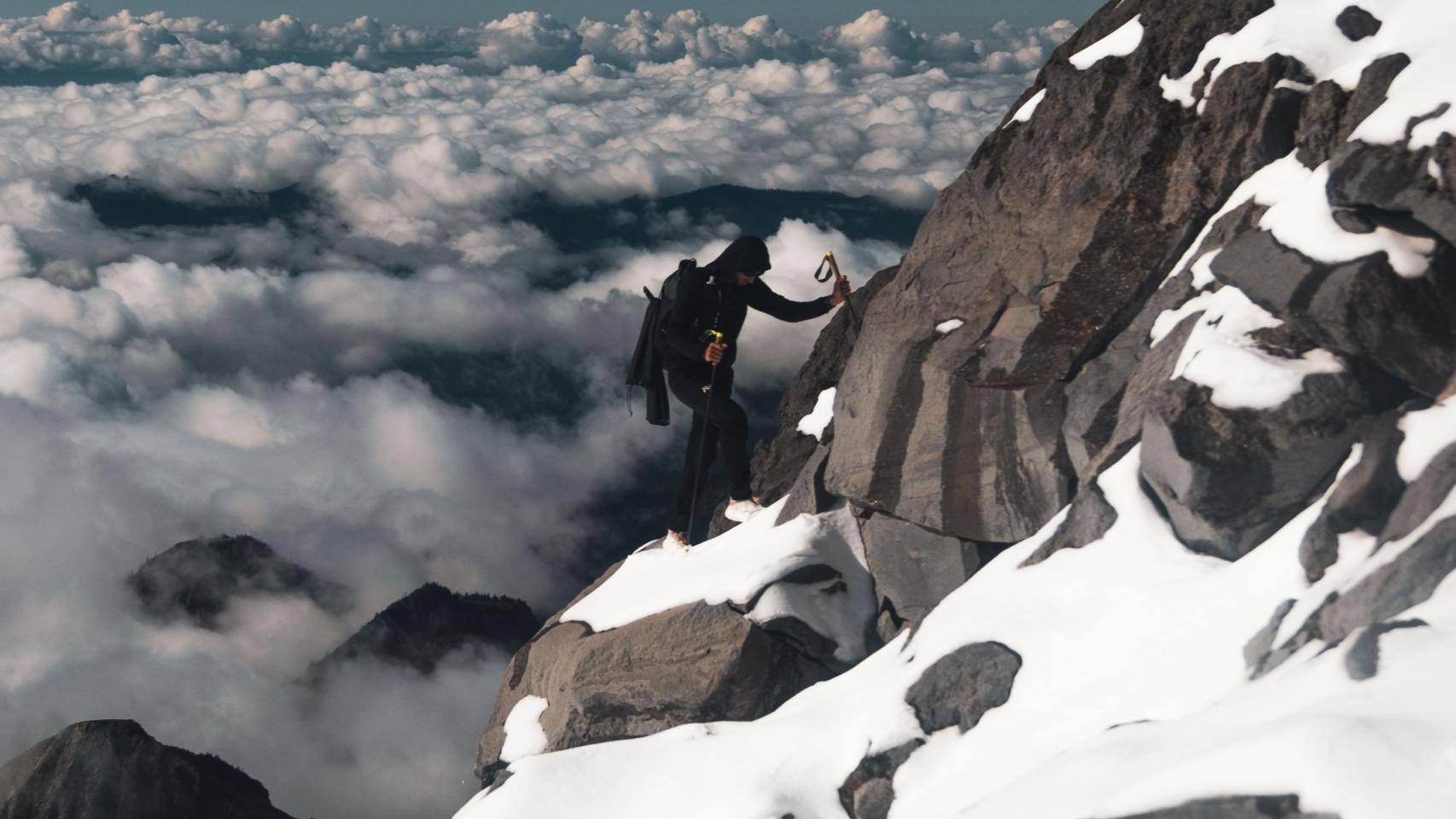 Kilian Jornet ascendiendo el monte Rainier en su reto 'States of Elevation'.