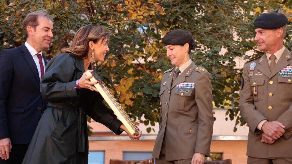 La alcaldesa entrega el diploma de Defensora de Zaragoza a la coronel María Gracia Cañadas García-Baquero