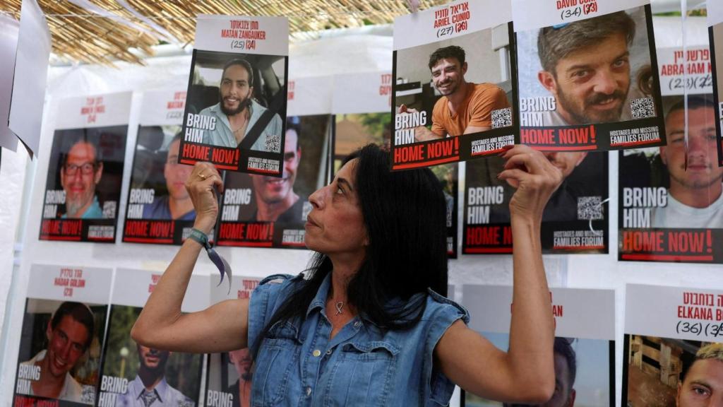 Einav Zangauker, madre de uno de los rehenes retenidos por Hamás, posa con fotos de varios de los cautivos.