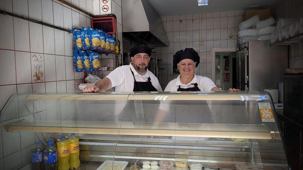 Sonia y Benjamín, tras el mostrador.