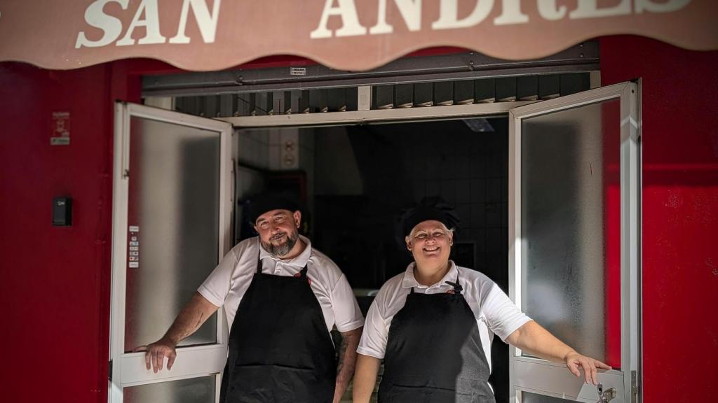 Sonia y Benjamín, en la puerta del establecimiento.