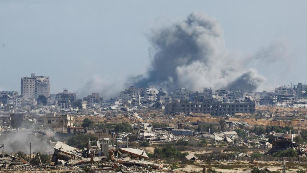 Una columna de humo asciende en Ciudad de Gaza tras un ataque israelí, este domingo.