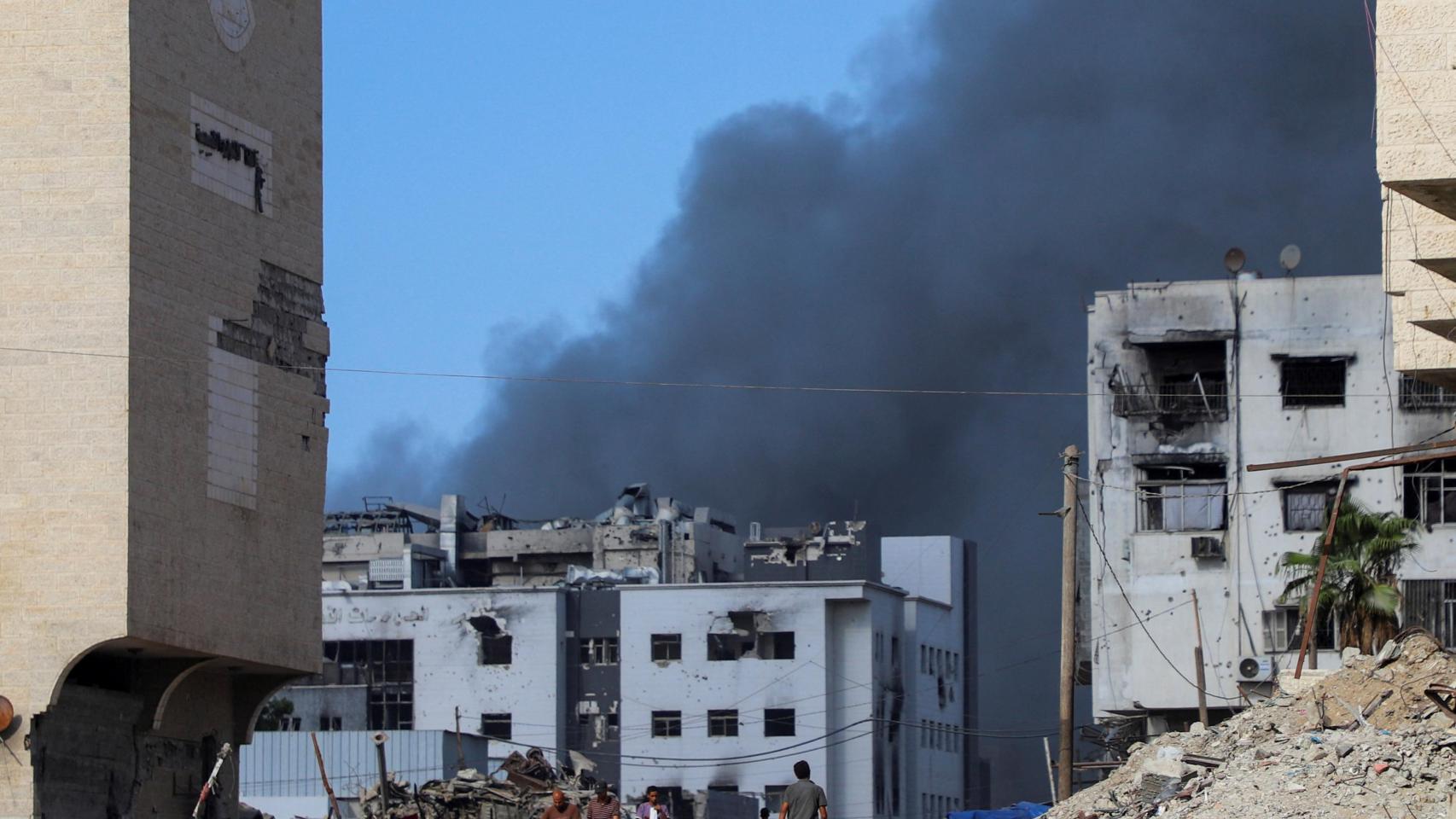 Columna de humo en la ciudad de Gaza