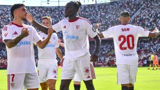 Los jugadores del Sevilla celebran un gol ante el Barça.