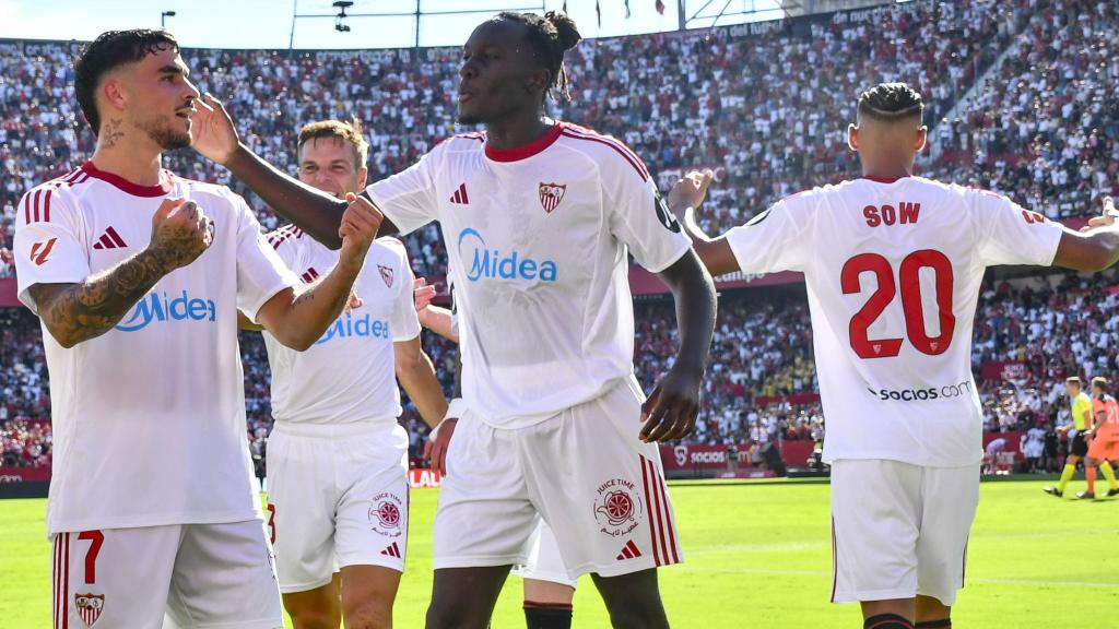 Los jugadores del Sevilla celebran un gol ante el Barça.