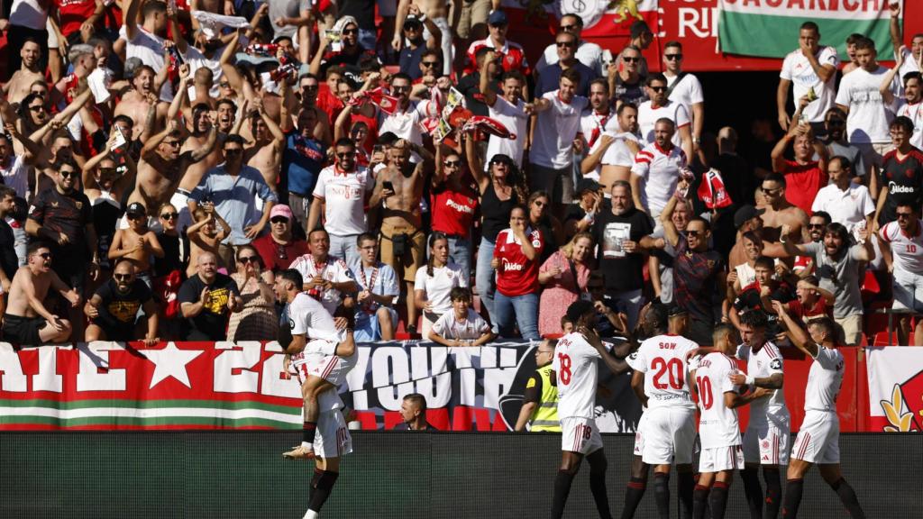 Éxtasis en el Sánchez Pizjuán con los goles del Sevilla ante el Barça.