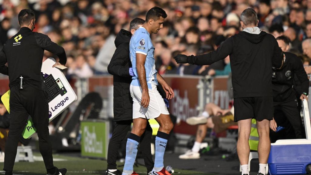Rodri Hernández se marcha lesionado.
