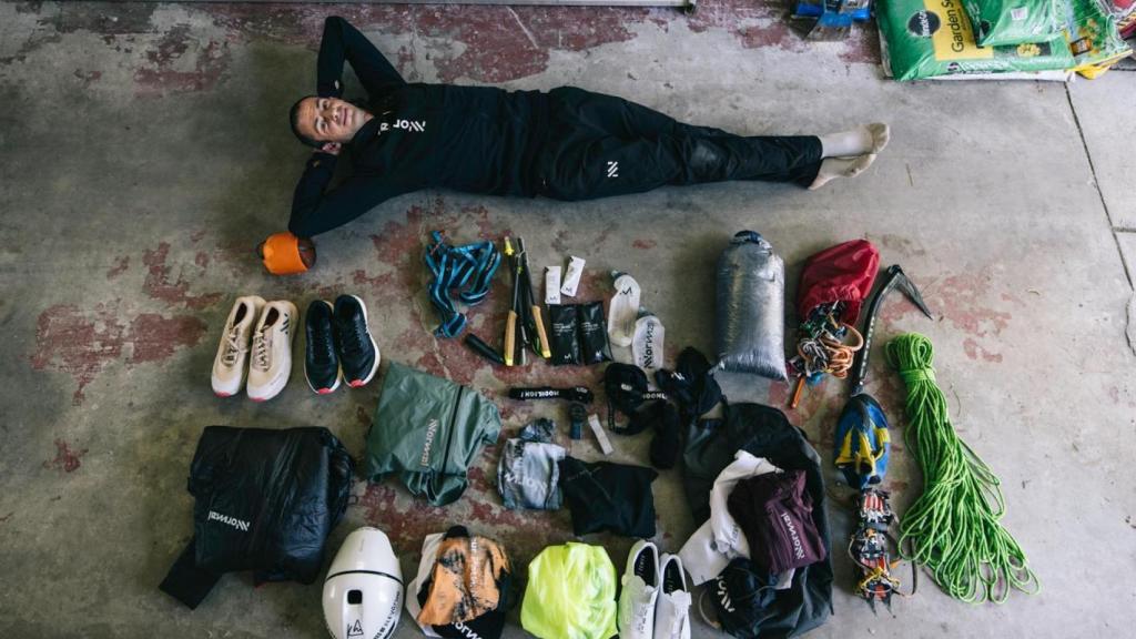 Kilian Jornet junto al equipo utilizado en 'States of Elevation'.