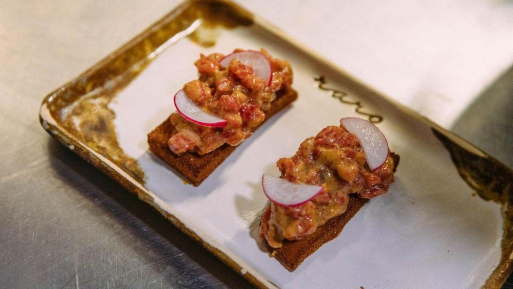Montadito de 'steak tartar'.