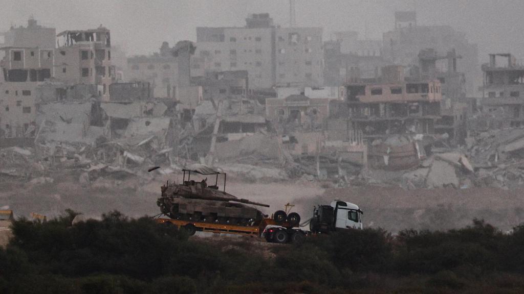 Un camión transporta un tanque, en el lado israelí de la Franja de Gaza.