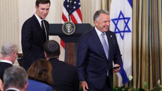 El yerno de Donald Trump, Jared Kushner, junto al enviado especial de EEUU a Oriente Próximo, Steve Witkoff.