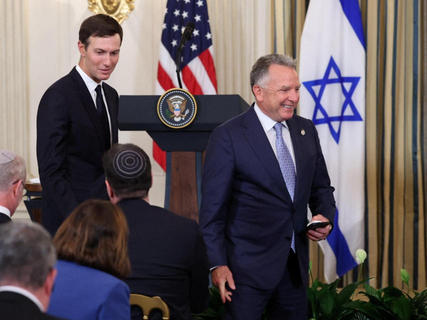 El yerno de Donald Trump, Jared Kushner, junto al enviado especial de EEUU a Oriente Próximo, Steve Witkoff.
