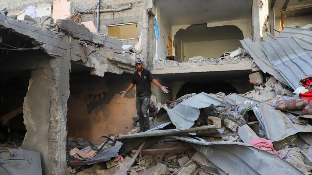 Un palestino en el lugar de un ataque israelí el pasado sábado.