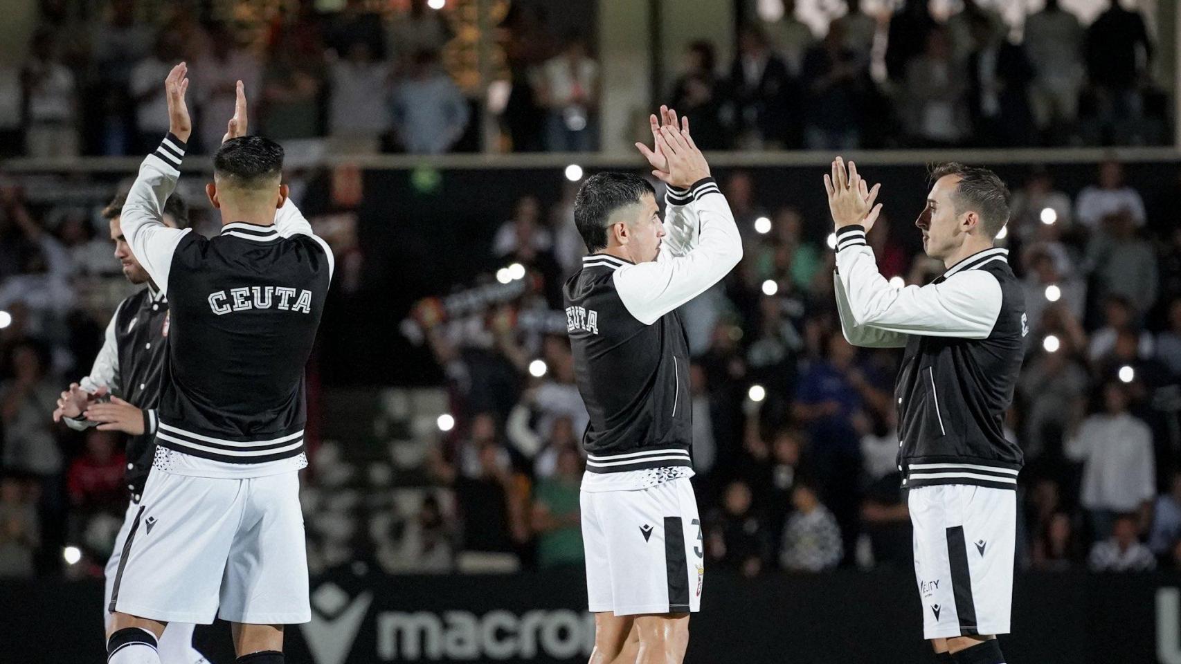 Los jugadores de la AD Ceuta saludan a la afición.