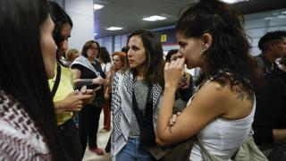 La secretaria general de Podemos, Ione Belarra, este domingo tras llegar a Barajas para recibir a los tripulantes dela flotilla.