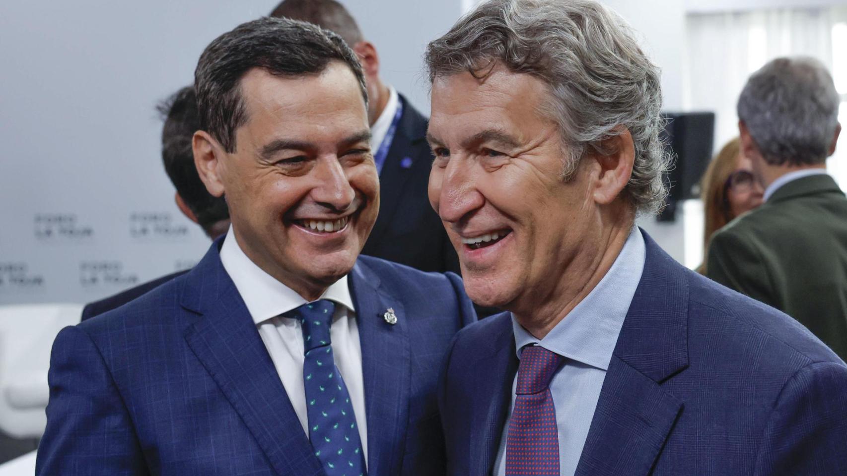 Alberto Núñez Feijóo, presidente del PP, bromea con Juanma Moreno, presidente de la Junta de Andalucía, el pasado viernes en el Foro La Toja.