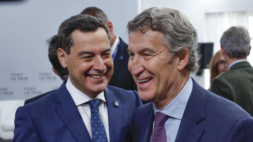 Alberto Núñez Feijóo, presidente del PP, bromea con Juanma Moreno, presidente de la Junta de Andalucía, el pasado viernes en el Foro La Toja.