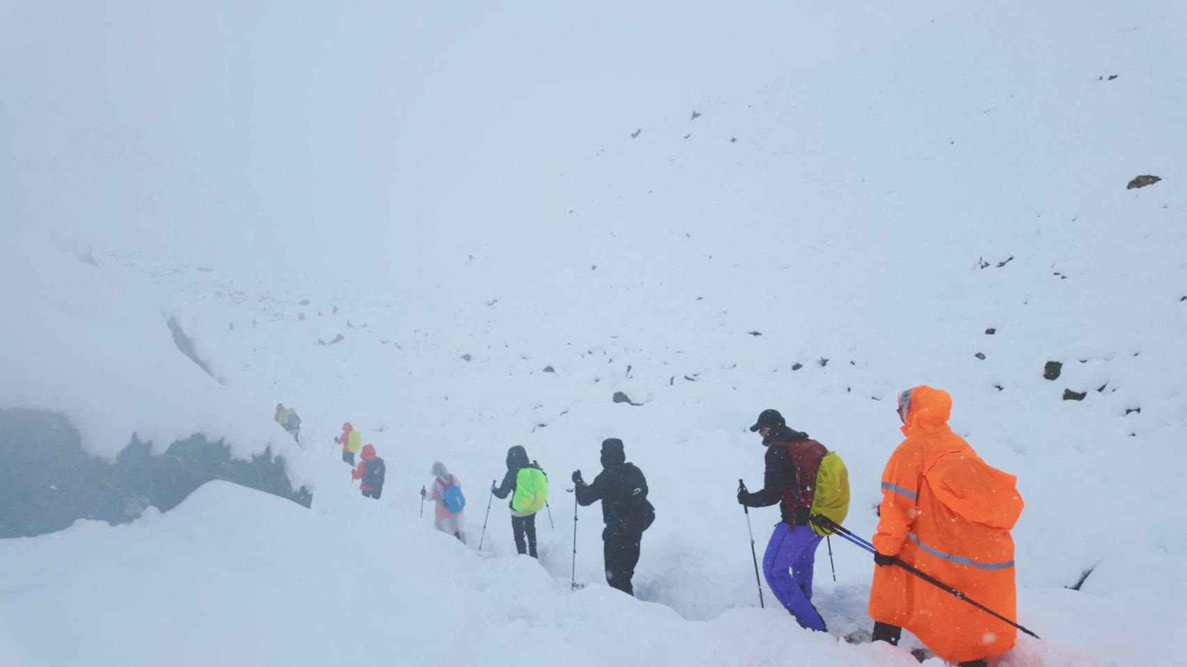 Excursionistas siendo evacuados por las tormentas en el Tíbet.