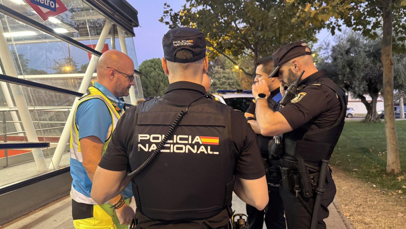 El 112 y la Policía en la avenida Arcas del Agua de Getafe.