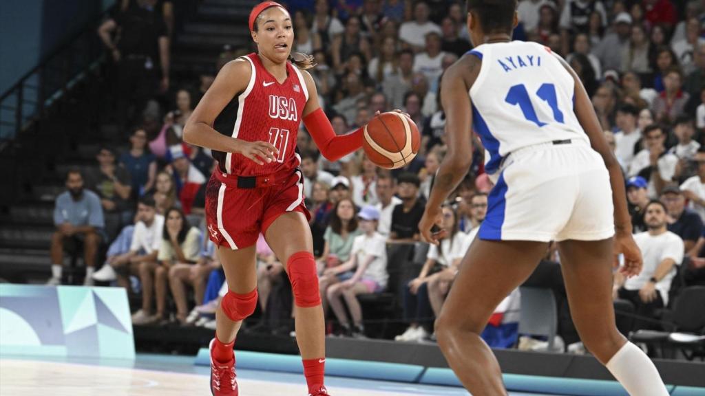 Napheesa Collier conduce el balón durante un partido con la selección de Estados Unidos.