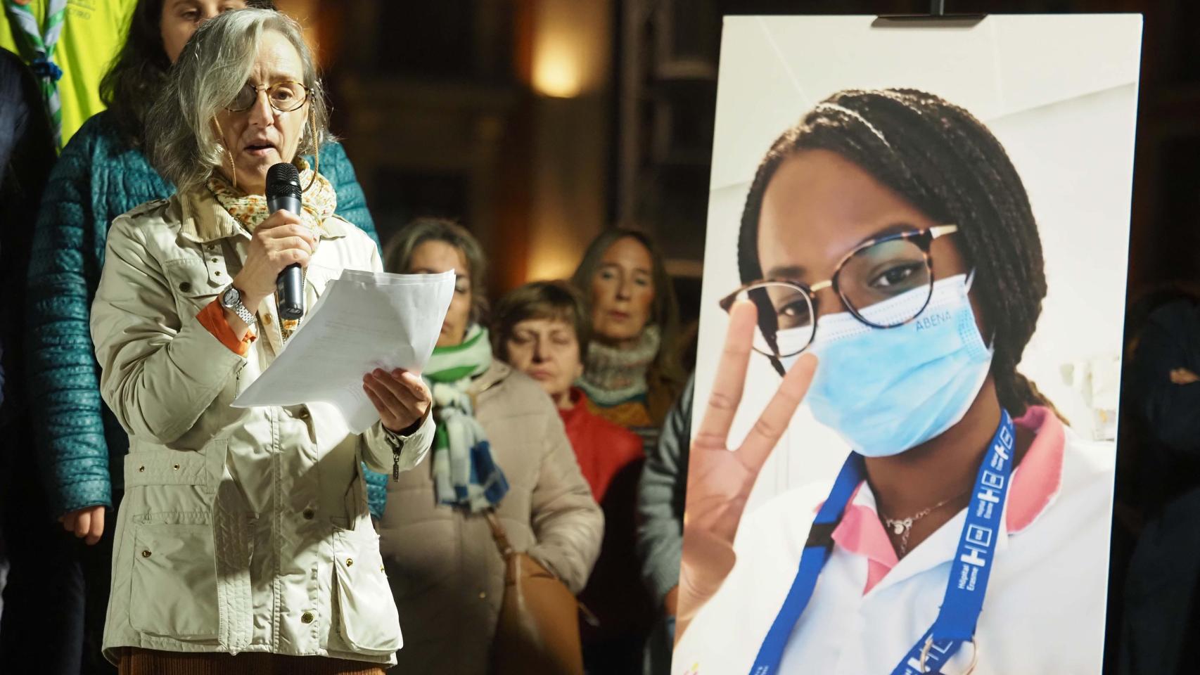 La madre de Teresa Rodríguez junto con una imagen suya en un homenaje en la Plaza Mayor