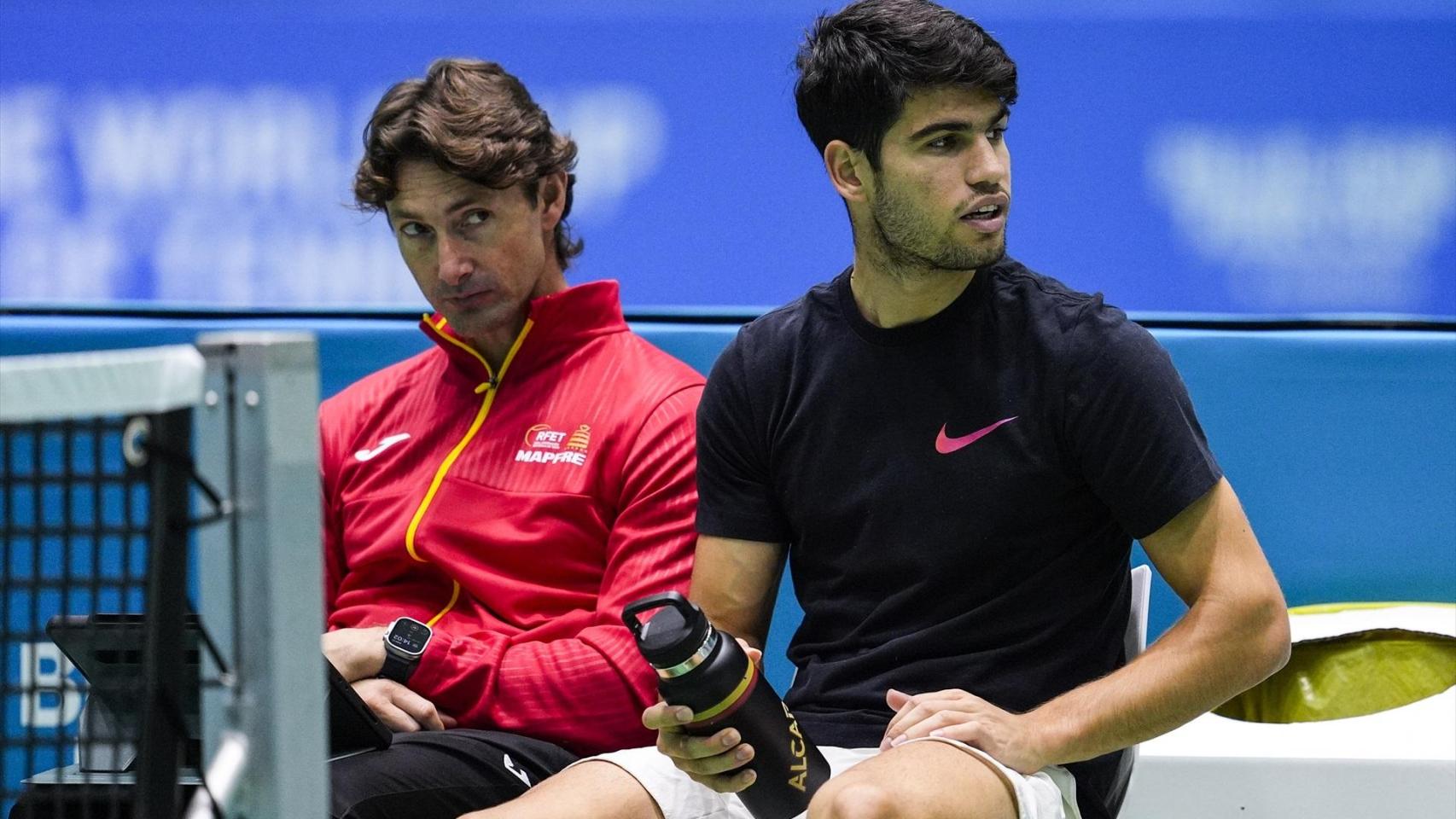 Juan Carlos Ferrero, con Carlos Alcaraz en la Copa Davis del 2024.