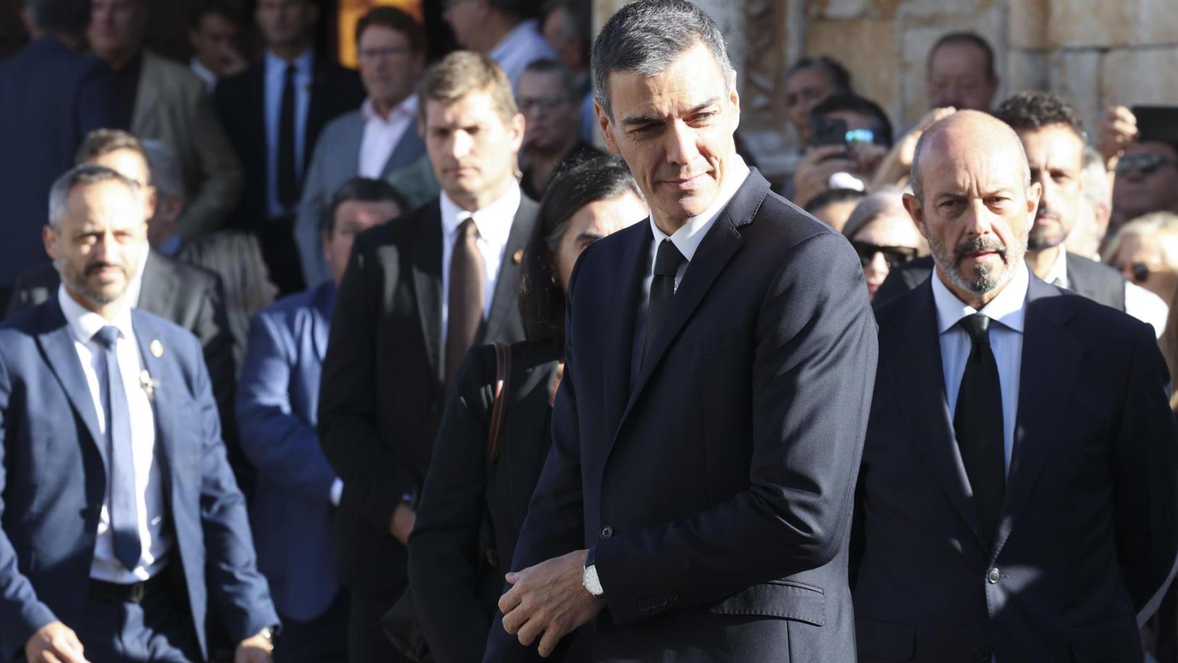 Sánchez, a su llegada al funeral de Vara en Olivenza (Badajoz), este lunes. A su espalda, el presidente del Senado, Pedro Rollán.