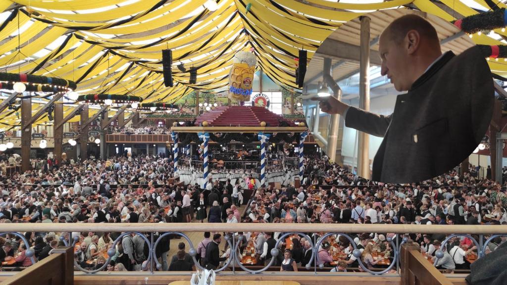 Montaje de Thomas Roiderer con el interior de una carpa del Oktoberfest.