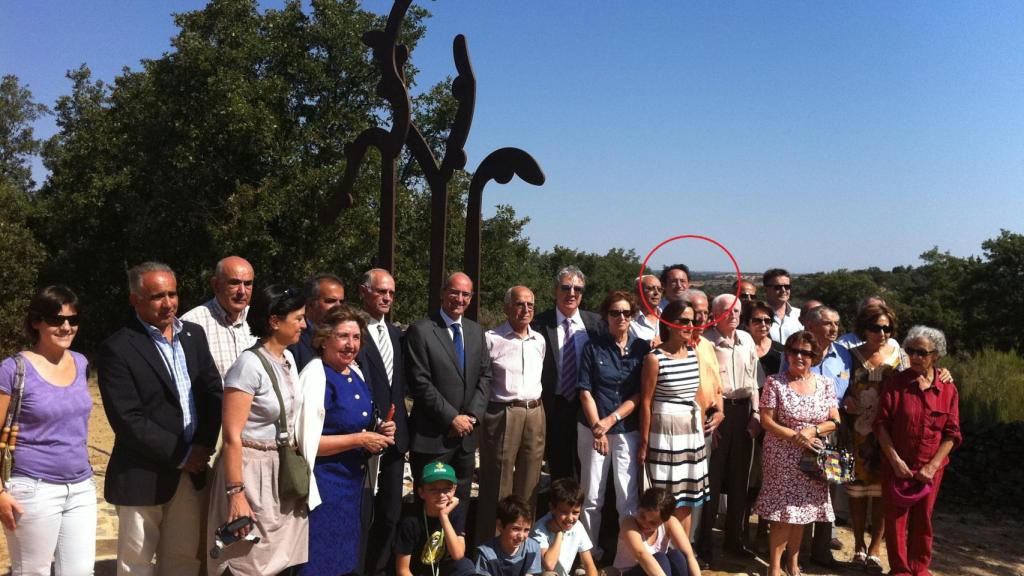 Álvaro García Ortiz, en un círculo, durante un homenaje a su familia que se realizó en el pueblo en 2011