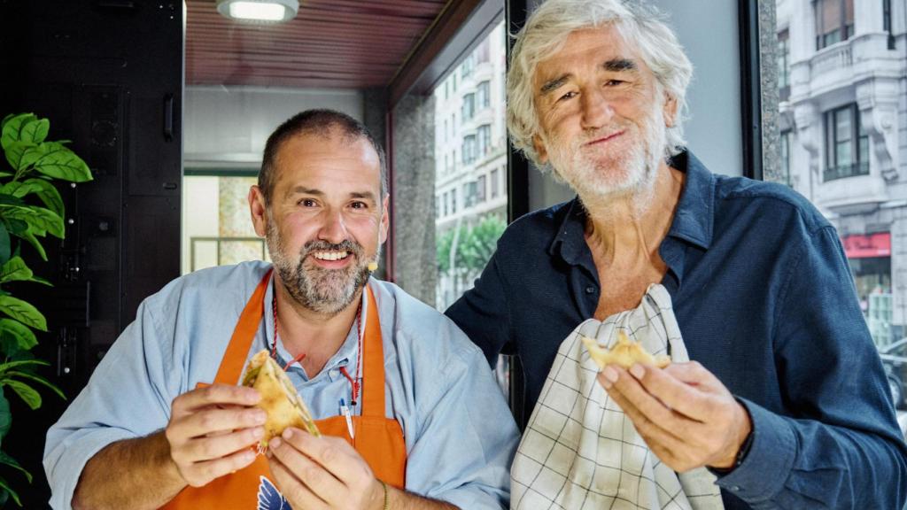 Robin Food, con Juanma Iturriaga, degustando el 'pintxo Endesa'.