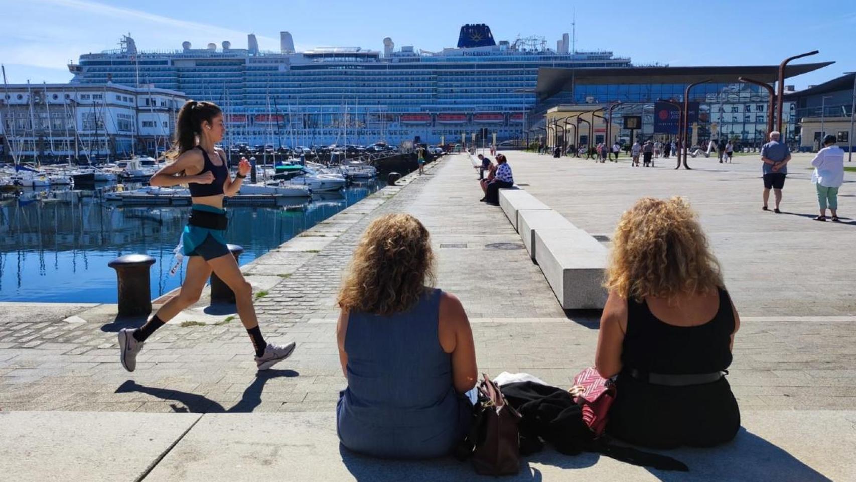 Un crucero atracado en el puerto de A Coruña.