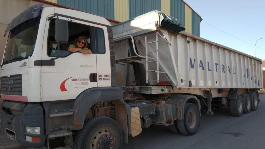 Ángeles Martínez, a bordo de su camión.