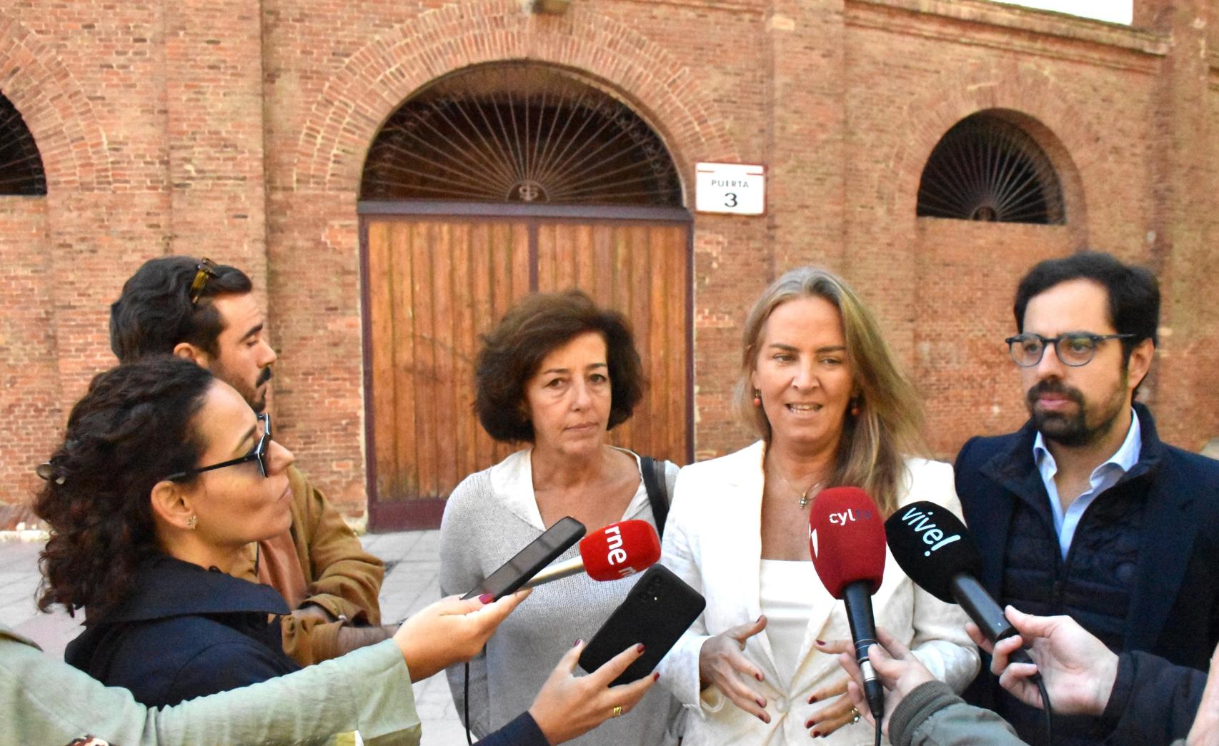 La portavoz de Cultura del PP en el Congreso y diputada por Sevilla, Sol Cruz Guzmán (centro), junto a los parlamentarios 'populares' vallisoletanos Mercedes Cantalapiedra (izquierda) y Eduardo Carazo (Derecha)