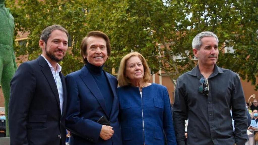 Los hermanos Manuel y Jacabo junto a sus padres en un evento público