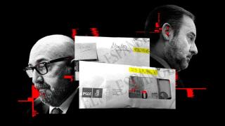 Koldo García y José Luis Ábalos con los sobres del PSOE llenos de billetes.