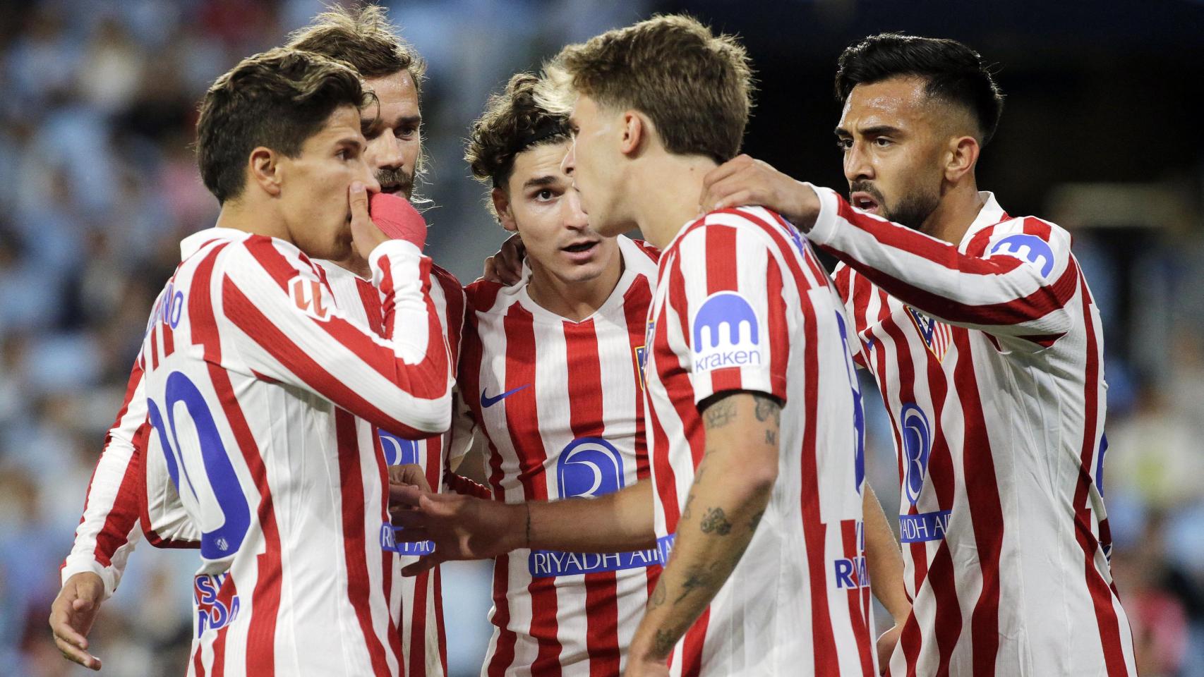 Los jugadores del Atlético de Madrid, reunidos durante el partido ante el Celta.