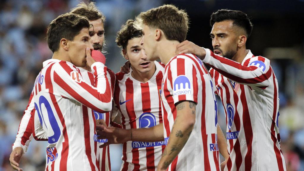 Los jugadores del Atlético de Madrid, reunidos durante el partido ante el Celta.