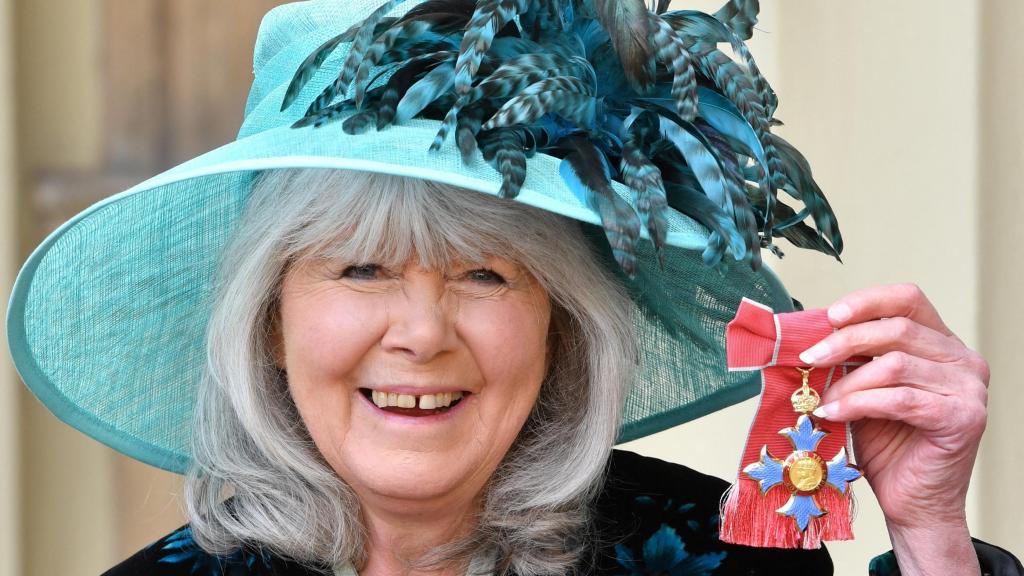 La escritora británica Jilly Cooper posa después de recibir su medalla de Comandante del Imperio Británico (CBE) durante una ceremonia de investidura en el Palacio de Buckingham, Londres, Gran Bretaña, el 20 de marzo de 2018. Foto: John Stillwell / REUTERS
