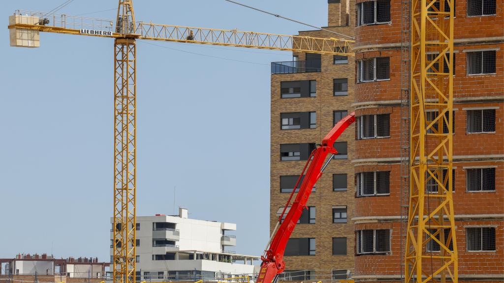 Vista general de obra nueva y en construcción en Valencia. Efe / Ana escobar
