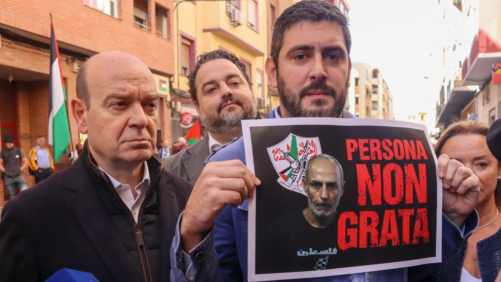 Alejandro Nolasco, de Vox, con un cartel pidiendo que se declare 'persona non grata' al presidente de la Casa Palestina