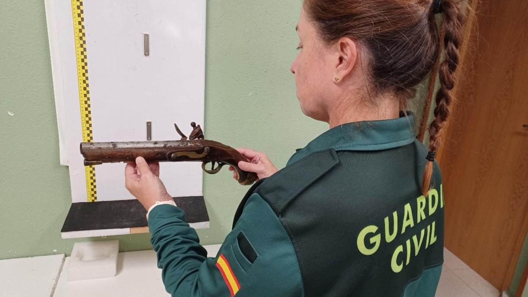 Imagen de una agente de la Guardia Civil con el arma intervenida a la vecina de Miranda de Ebro