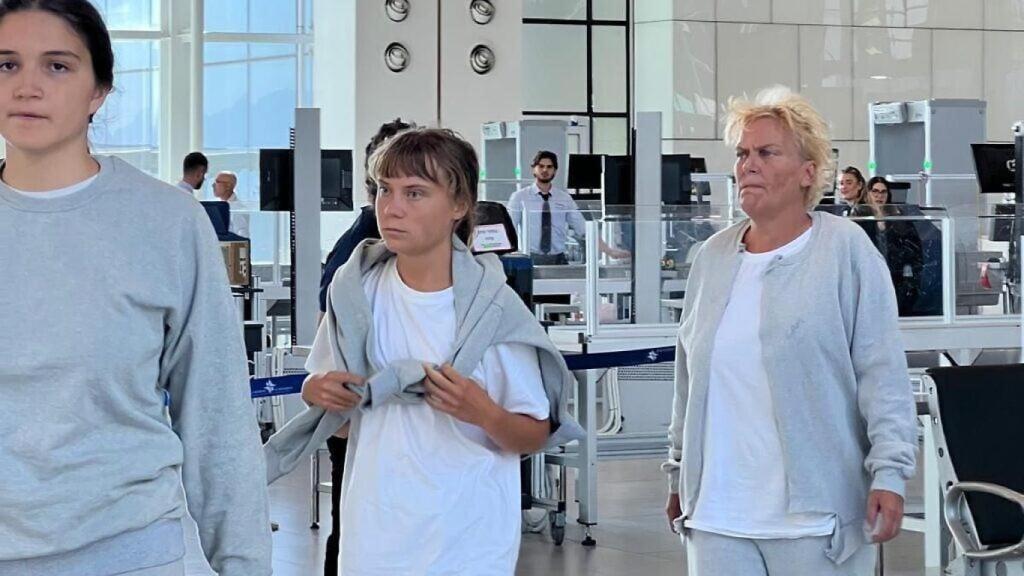 Greta Thunberg en el Aeropuerto Internacional Ramon, en el sur de Israel, antes de ser deportada junto con otros activistas de la Flotilla.