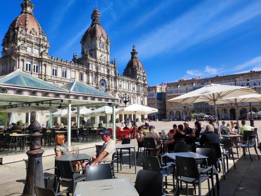 Turistas en terrazas de la plaza de María Pita.