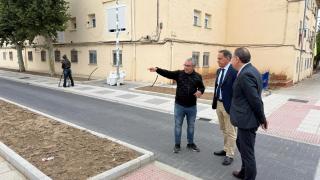 El alcalde de Salamanca visita unas obras en el barrio de La Vega.