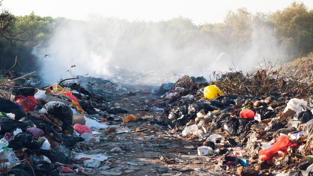 Toneladas de residuos en un vertedero en Indonesia.