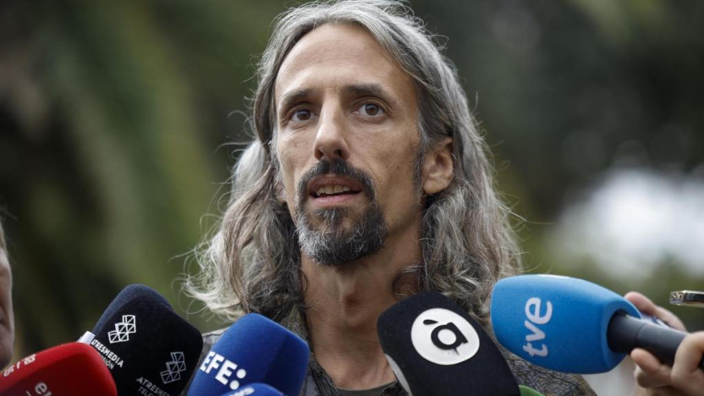 El diputado de Compromís, Juan Bordera, llega a Valencia después de ser detenido por Israel. Efe / Biel Aliño