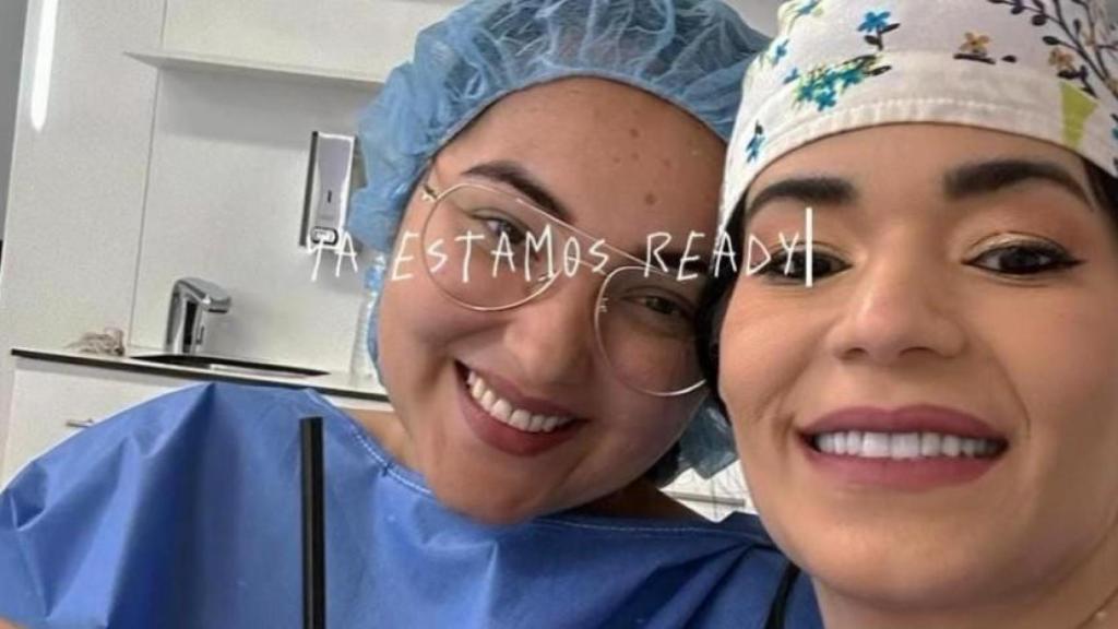 Olga Duque, cede una foto donde posa junto a la 'Reina de la Cirugía', a la que ha demandado por las secuelas físicas que le provocó en una operación estética.